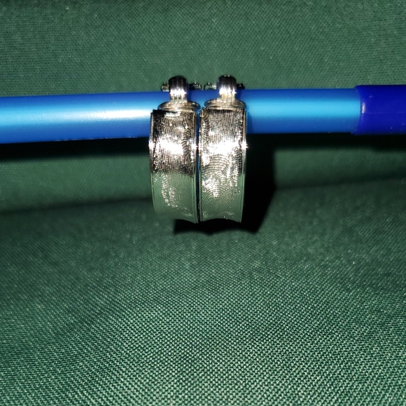 🗝 Vintage Sarah Coventry Silver Tone Florentine Hoop Clip-On Earrings - Picture 5 of 6